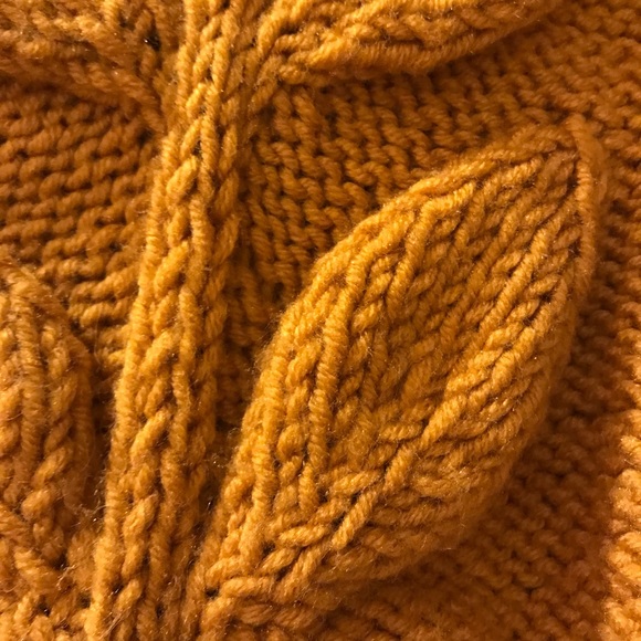 Hand knit chunky cropped sweater - Picture 5 of 6